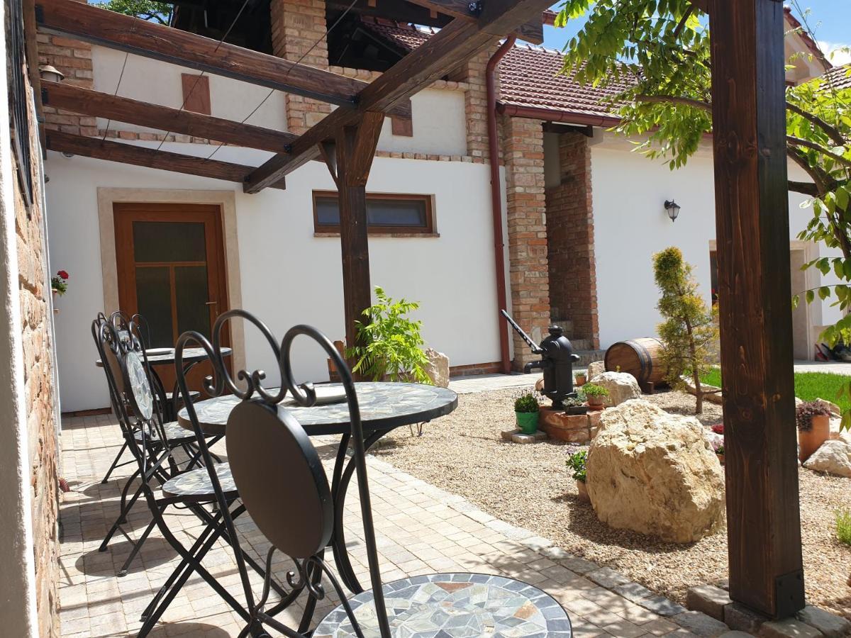 Apartmany In Veritas Mikulov Buitenkant foto